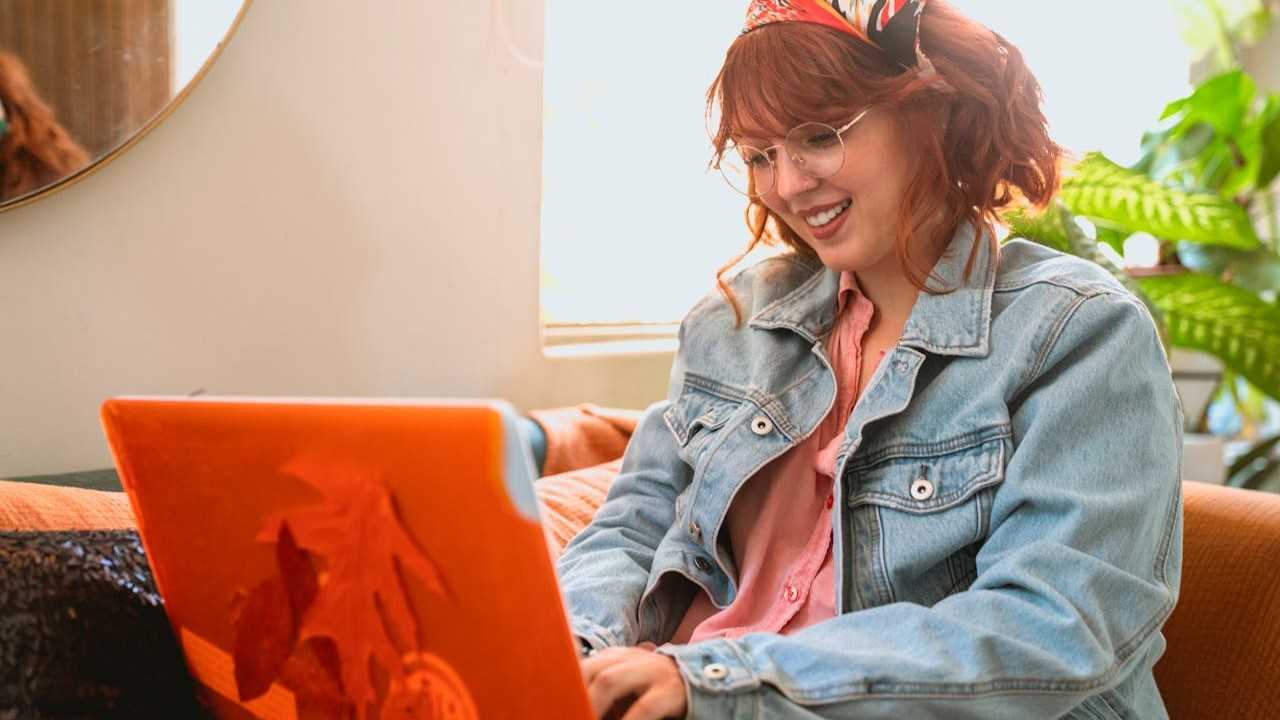 smiling lady using computer-los-muertos-crew.