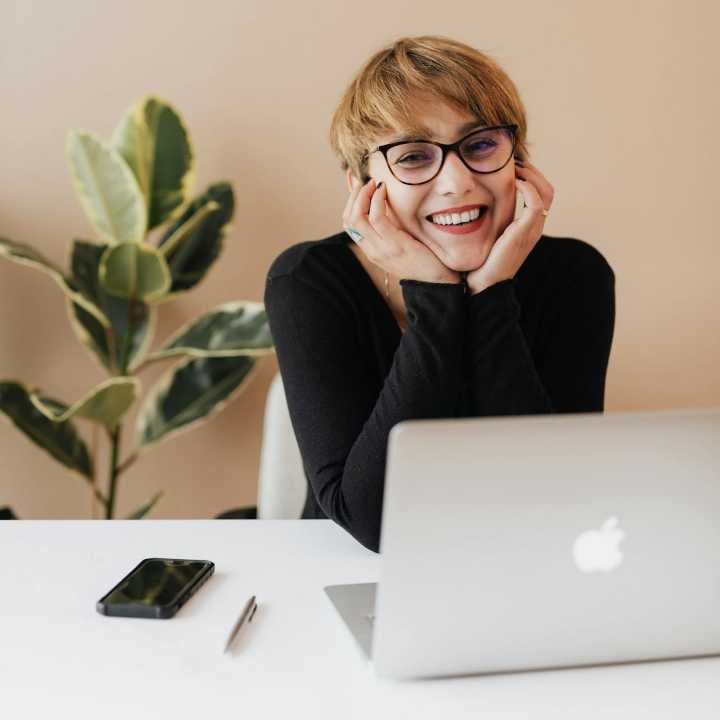 smmiling woman using computer-karolina-grabowska